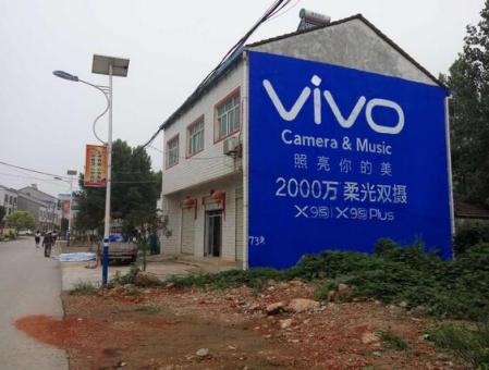  九龙刷墙广告和喷绘墙体广告哪个效果好？